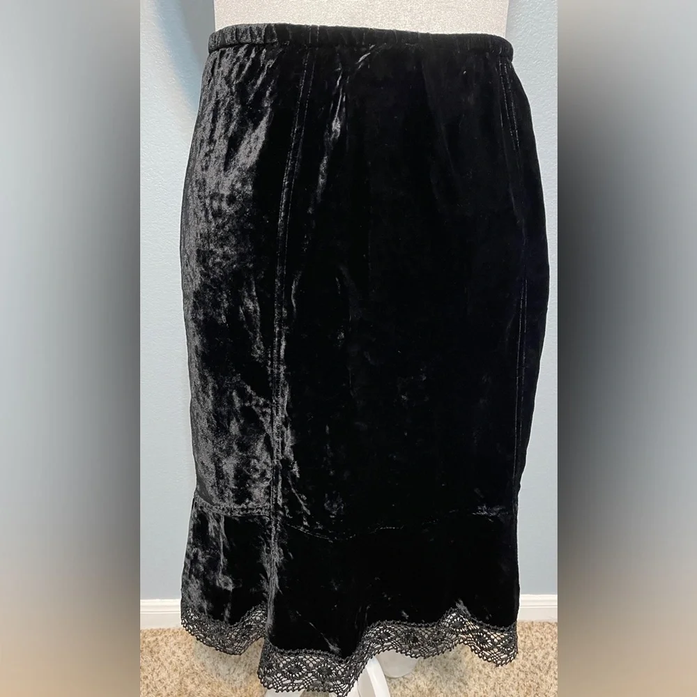 Black Velvet Women’s Skirt - Classic Elegant Style Lace Trim Medium
